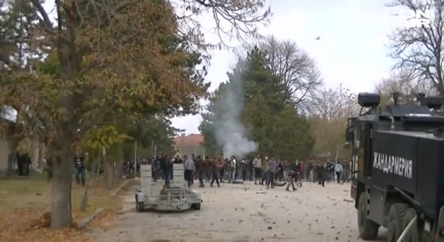 Бунт и размирици в бежанския център в Харманли