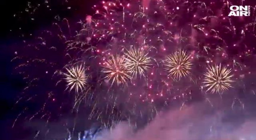 Впечатляващи фойерверки озариха небето над Калининград (Видео)