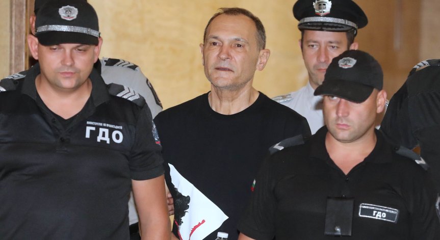 Божков пристигна в съда, иска по-лека мярка