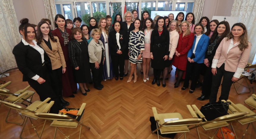 Мария Габриел: Външната политика се нуждае от по-голямо женско представителство