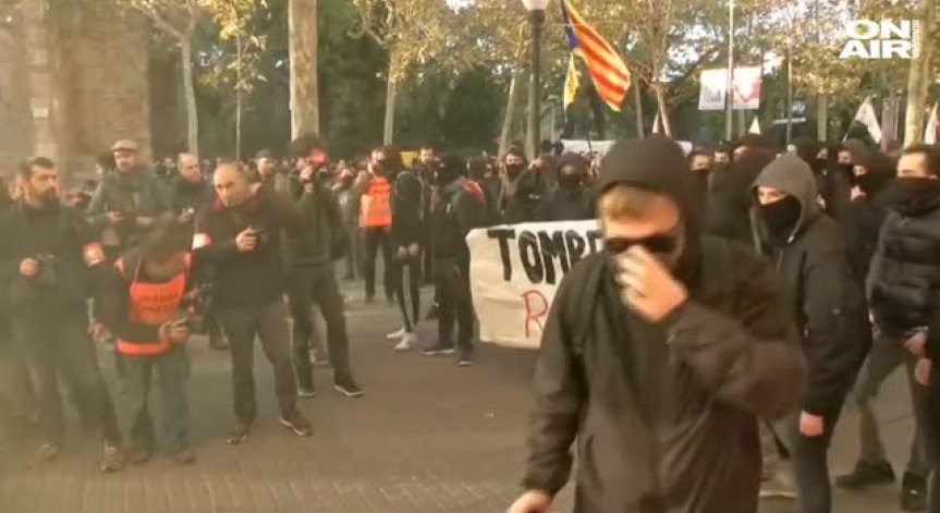 Сепаратисти и полиция влязоха в сблъсъци пред правителството в Барселона