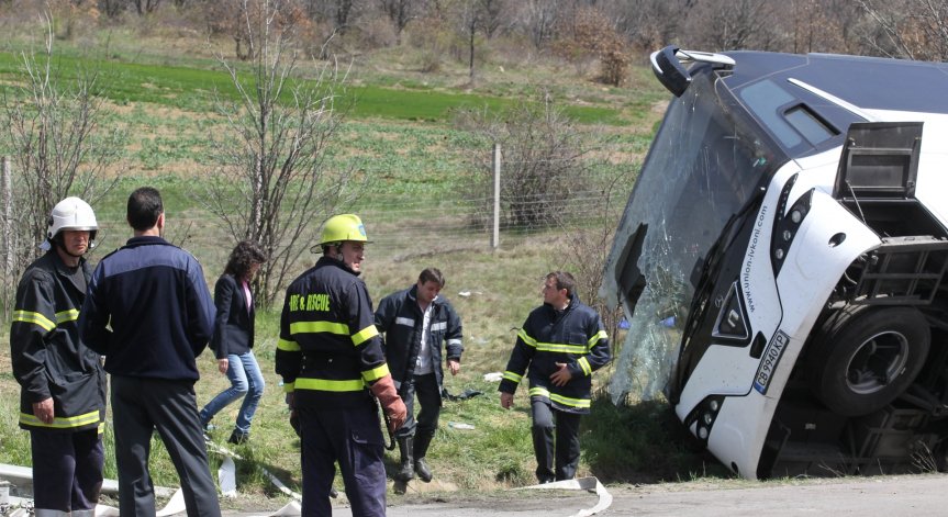 Десетима загинали и над 20 ранени при тежка катастрофа на 