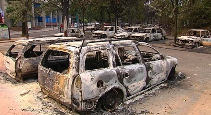 Десет автомобила опожарени в 