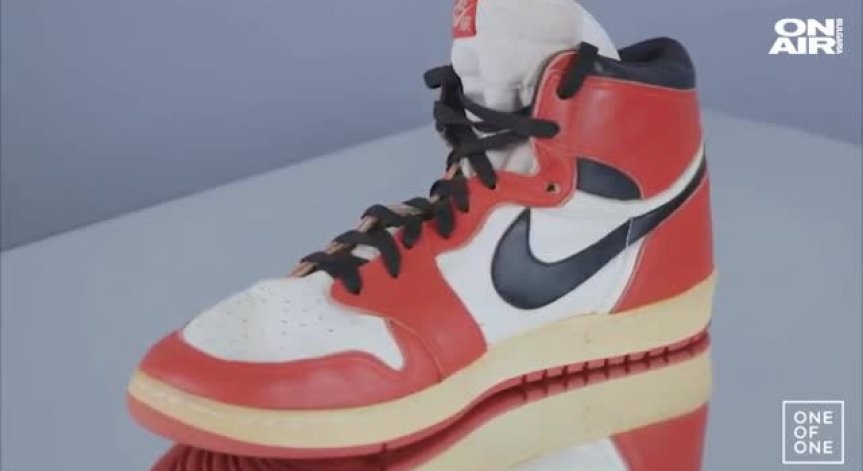 Кецове на Майкъл Джордан бяха продадени на онлайн търг за 615 000 долара.