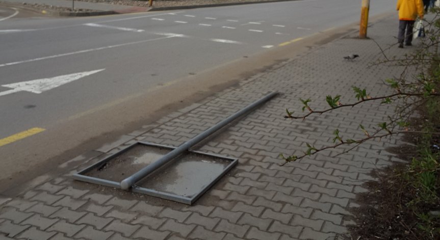 HelpBook: Повече от година пътен знак е паднал до спирка в София