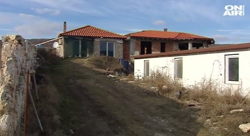 Съдът реши: 17-годишното момче, убило баща си в с. Осеново, се прибира у дома