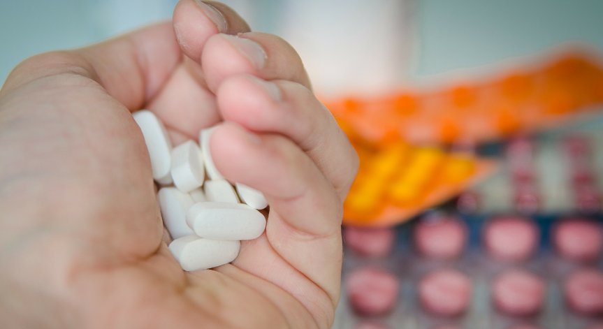 Министър Ангелов: Самолечението ще доведе до тежки последици