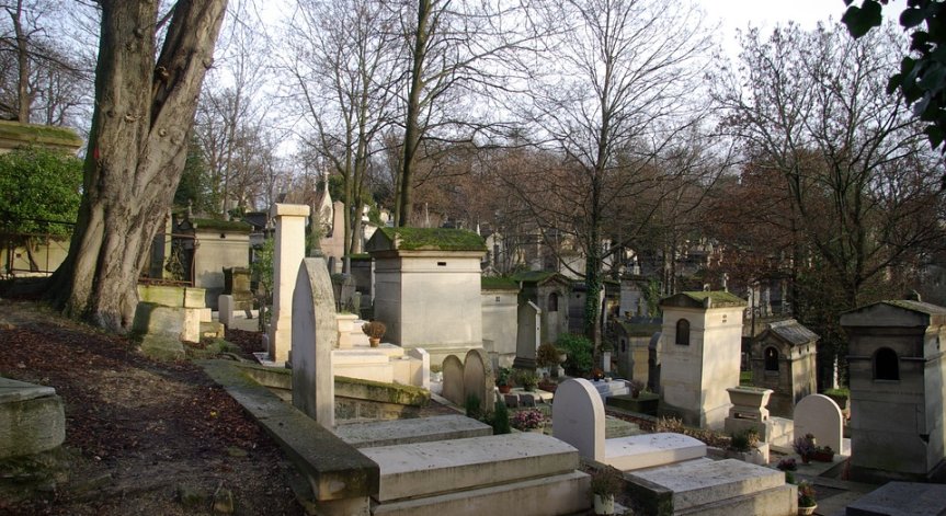 Хулиган оскверни гроба на Шарл дьо Гол