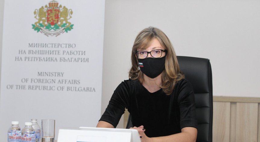 Захариева: Медиите работят под натиска на фалшиви новини и режими