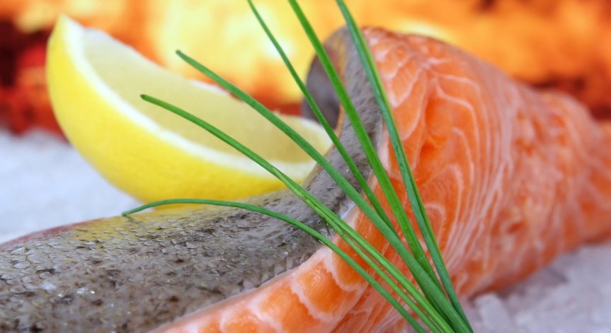 Преди Никулден: Как да приготвим вкусна сьомга с масло и чесън