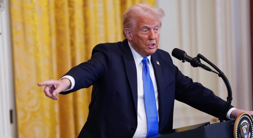 Стикери с надпис ''Ти направи това''.