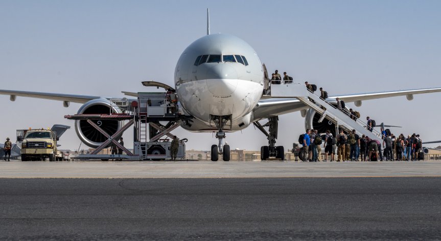 Четирима българи са евакуирани от Афганистан в Румъния с военен самолет