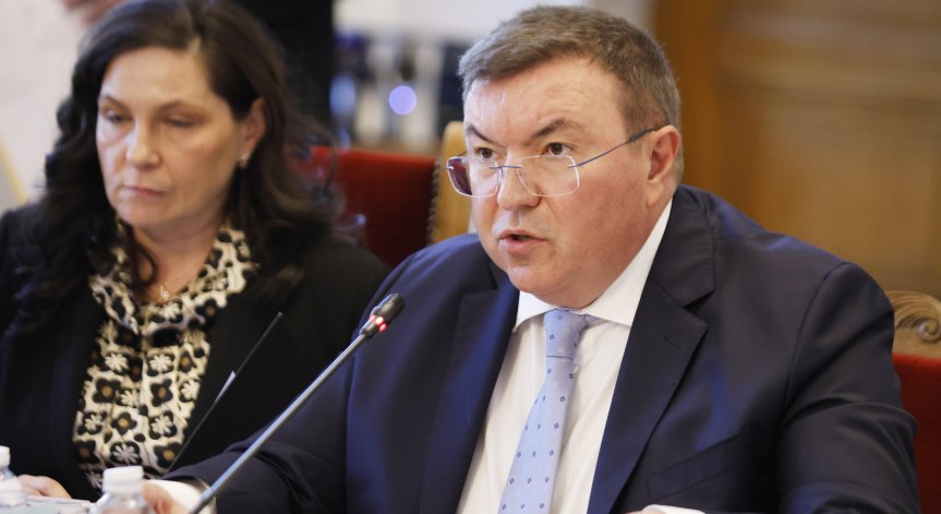 Ангелов подчертава необходимостта от баланс и справедливост в системата.