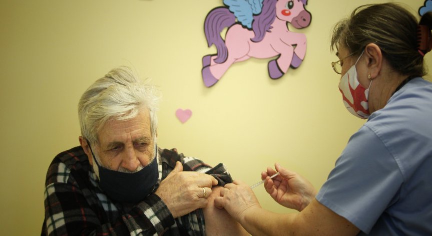 Препоръчаха трета доза ваксина само за хората над 65 г. и за тези с тежки заболявания