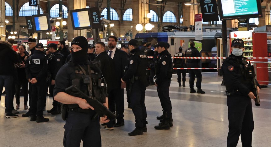 Граничен полицай е сред ранените в Париж, нападателят е арестуван