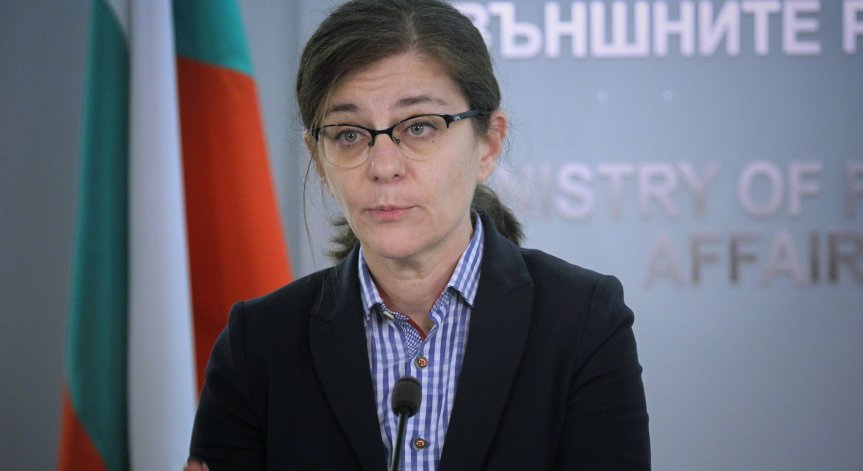 Министър Генчовска заминава на извънредна среща в централата на НАТО