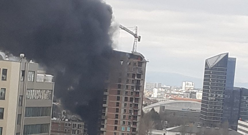 Голям пожар гори в новострояща се сграда на 