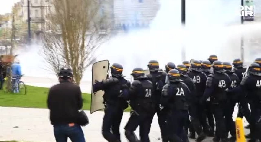 Арестувани и ранени по време на антиправителствени протести във Франция