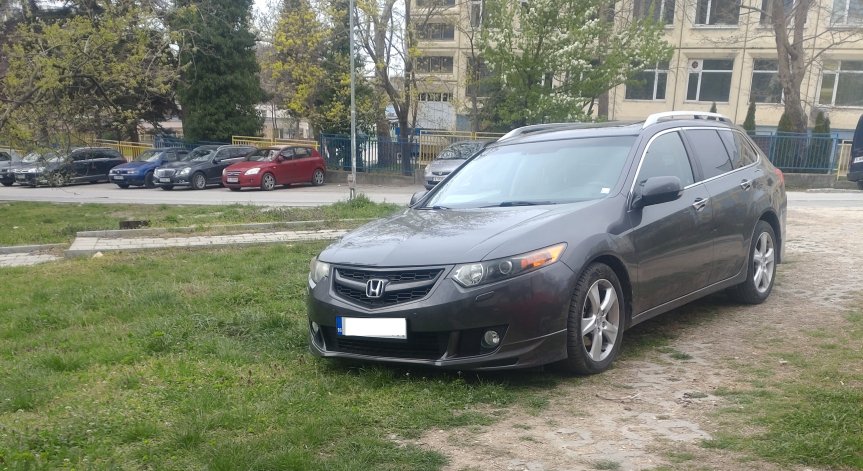 Варненци унищожават зелени площи до училище с колите си