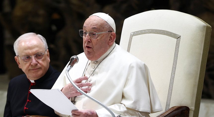 Папата е преминал физиотерапия.