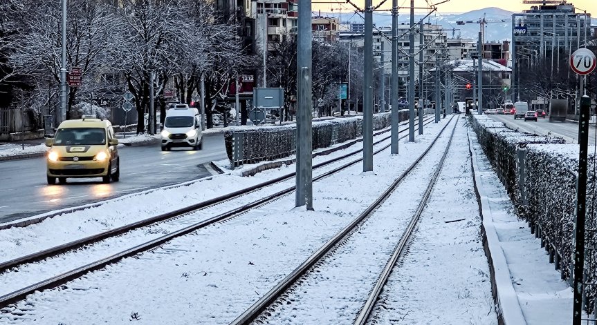 Дежурни екипи следят обстановката.