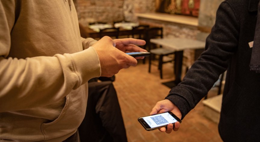 Със строги мерки в Италия изолират от публичните дейности неваксинираните