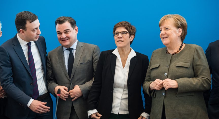 Партията на Меркел избира нов лидер на извънреден конгрес