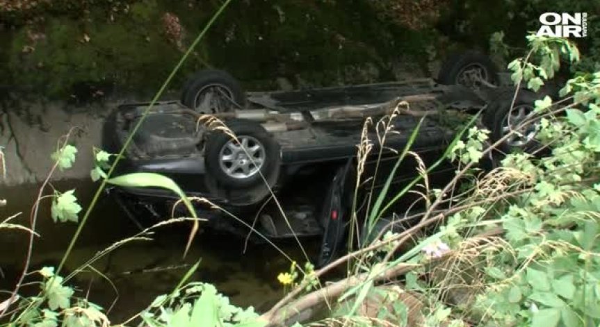 Лек автомобил излетя от пътното платно и падна по таван в река Бистрица