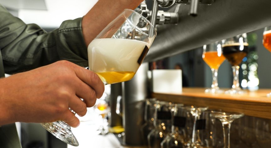 Българинът пие по 77 литра бира годишно, за 40% от нашенци  е любима напитка