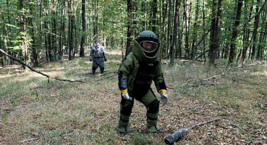 Военни разчистват района край 