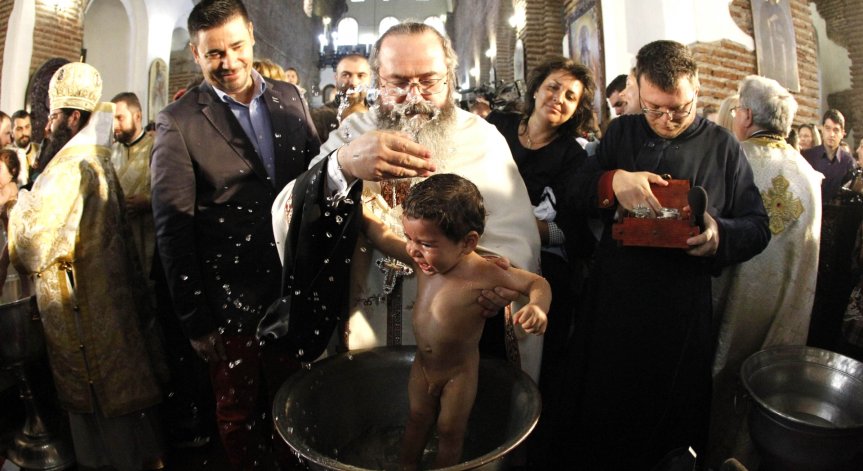 Популярни личности кръщават 1000 бебета в 22 града на страната