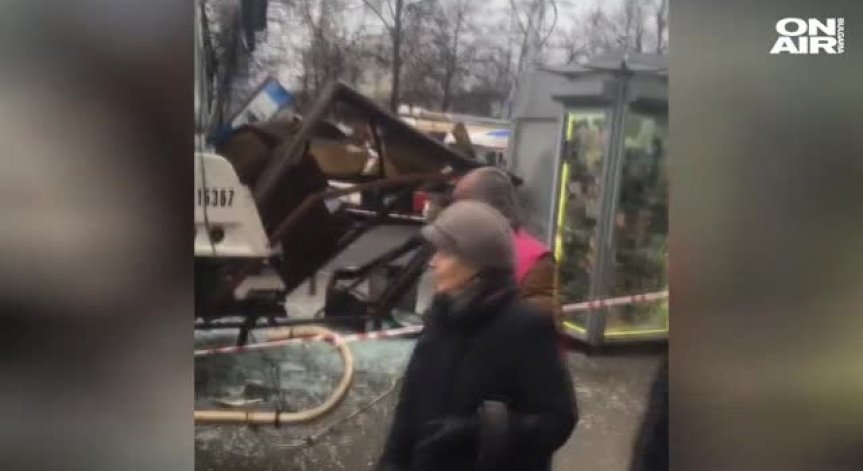 Нов инцидент в Москва: Автобус се вряза в спирка