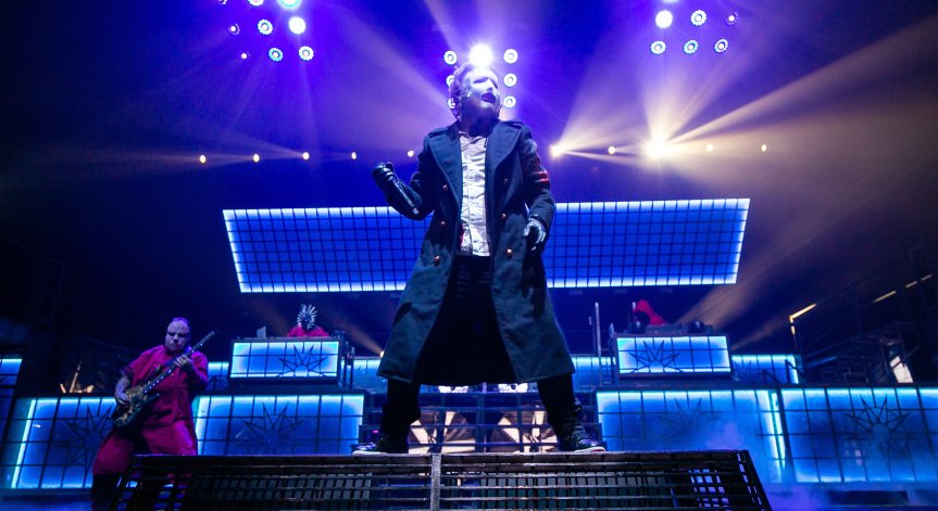 Кори Тейлър от Slipknot пусна 13 китари с автографи на търг