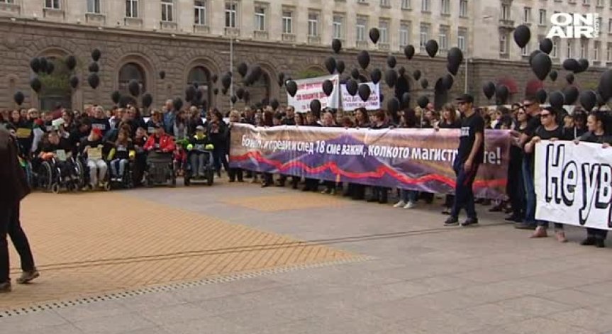 В Деня на детето майки протестират с палатков лагер пред НС