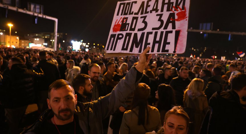Едно момиче е тежко ранено.