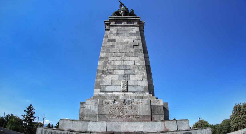 Изграждат скеле около Паметника на Съветската армия
