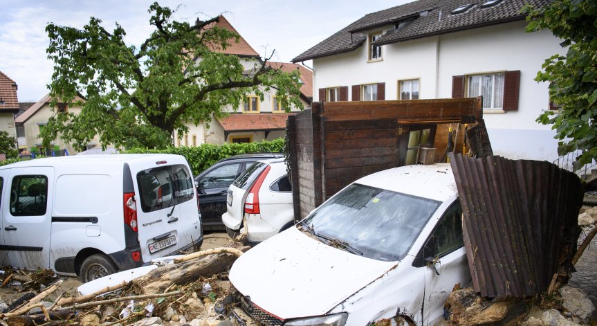 Бури отнесоха покривите на около 200 къщи в Полша