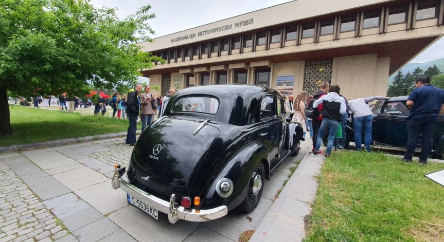 Парад на автокласиката - показват автомобили возили властта през социализма 