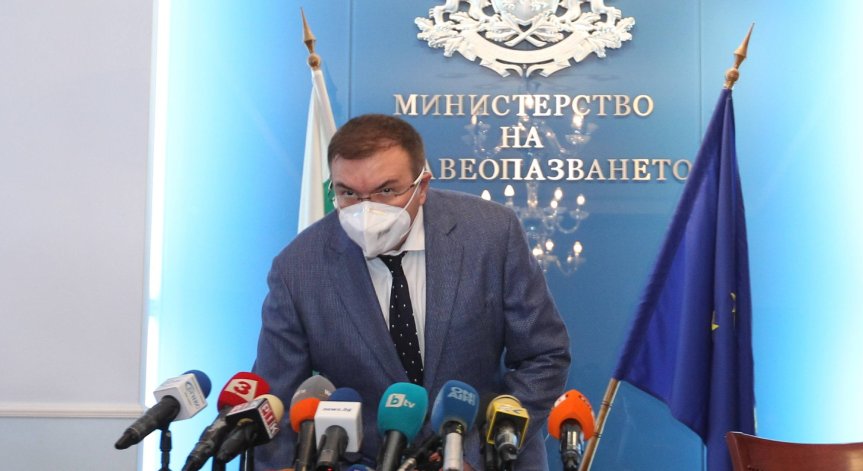 Министър Ангелов: От четвъртък маските на открито ще са задължителни