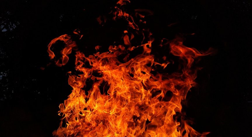 Пожар гори в склад за хартия в Бургас, дим се разнесе и в града