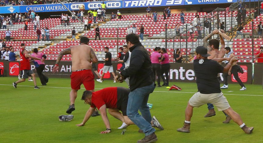 Двама загинали и 20 ранени след кървавото меле на футболния мач в Мексико