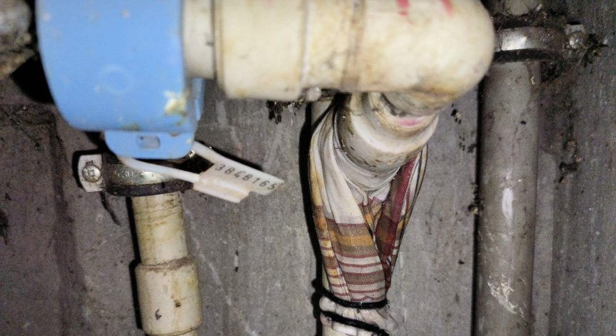 Смрад и отпадни води: Столичанин сам ремонтирал водопровода във входа си