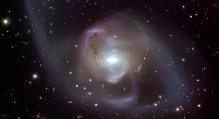 Астрономи засякоха озадачаващо явление около черна дупка в центъра на галактиката ни