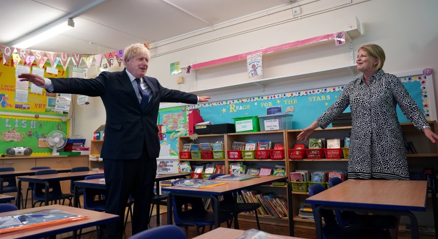 Англия като Шотландия: Задължително носене на маски в средните училища