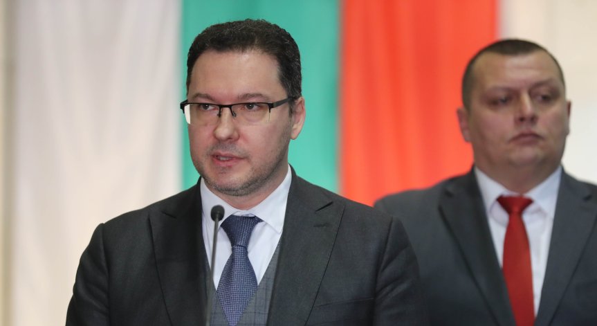 Поръчката включва и балони, плажни топки и химикалки за кампанията.