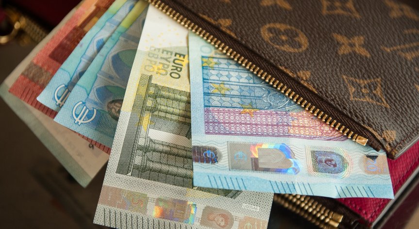 ЕЦБ: Европейците не похарчиха парите си заради страх от Ковид-19