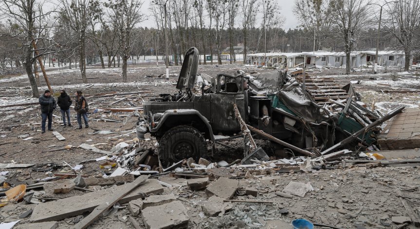 Бомбардираха летище в Украйна, има загинали цивилни