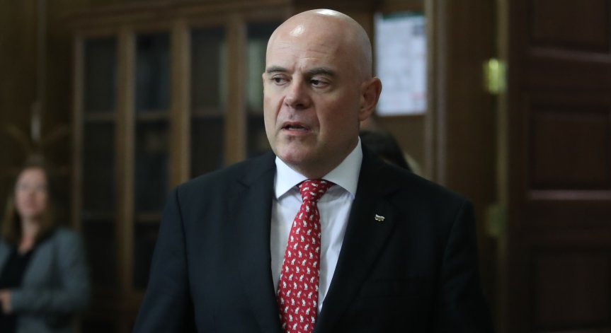 Гешев подаде сигнал срещу Сарафов, иска ВСС да му наложи дисциплинарно наказание