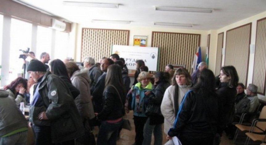 Близо 4 865 свободни работни места обявени на борсите през март