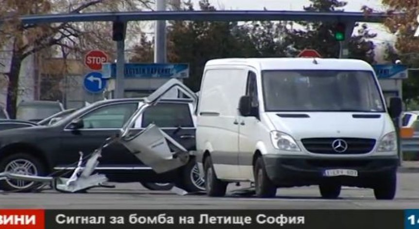 На живо от Т1: Пътниците от Терминал 1 са пренасочени към Терминал 2